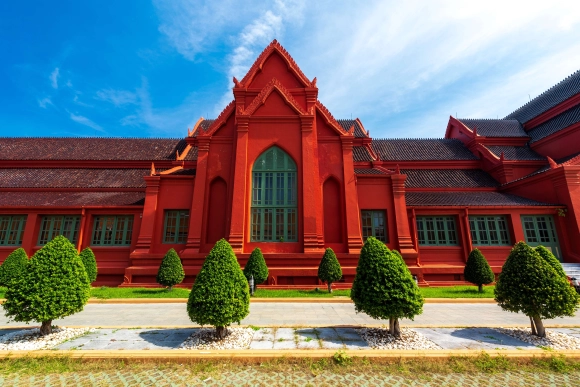 ตึกถาวรวัตถุ (ตึกแดง) สนามหลวง: ประวัติ จุดเด่น เวลาเปิด และวิธีเดินทาง